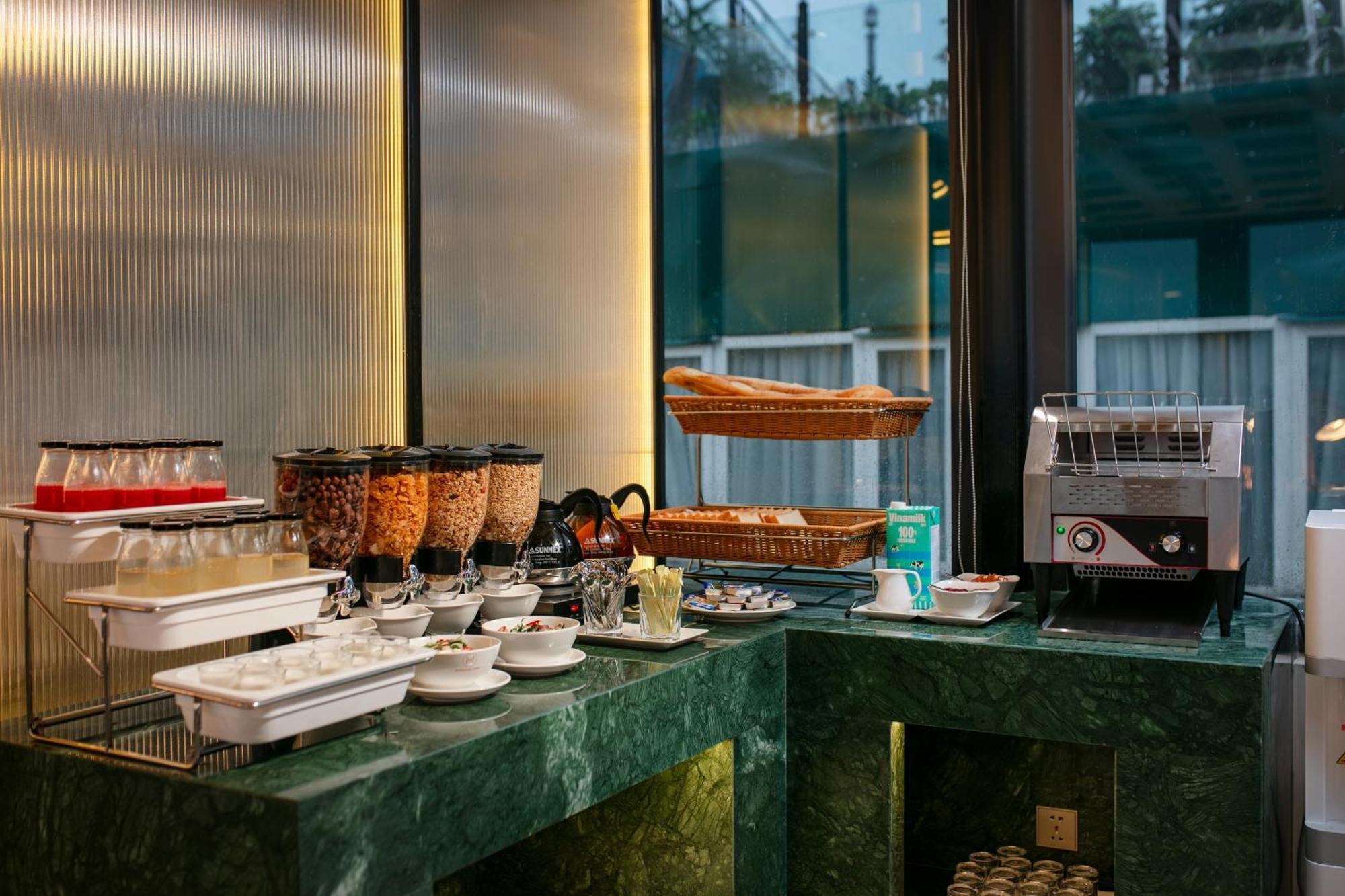 Le Premier Hotel & Rooftop Bar Hanoi Exterior foto