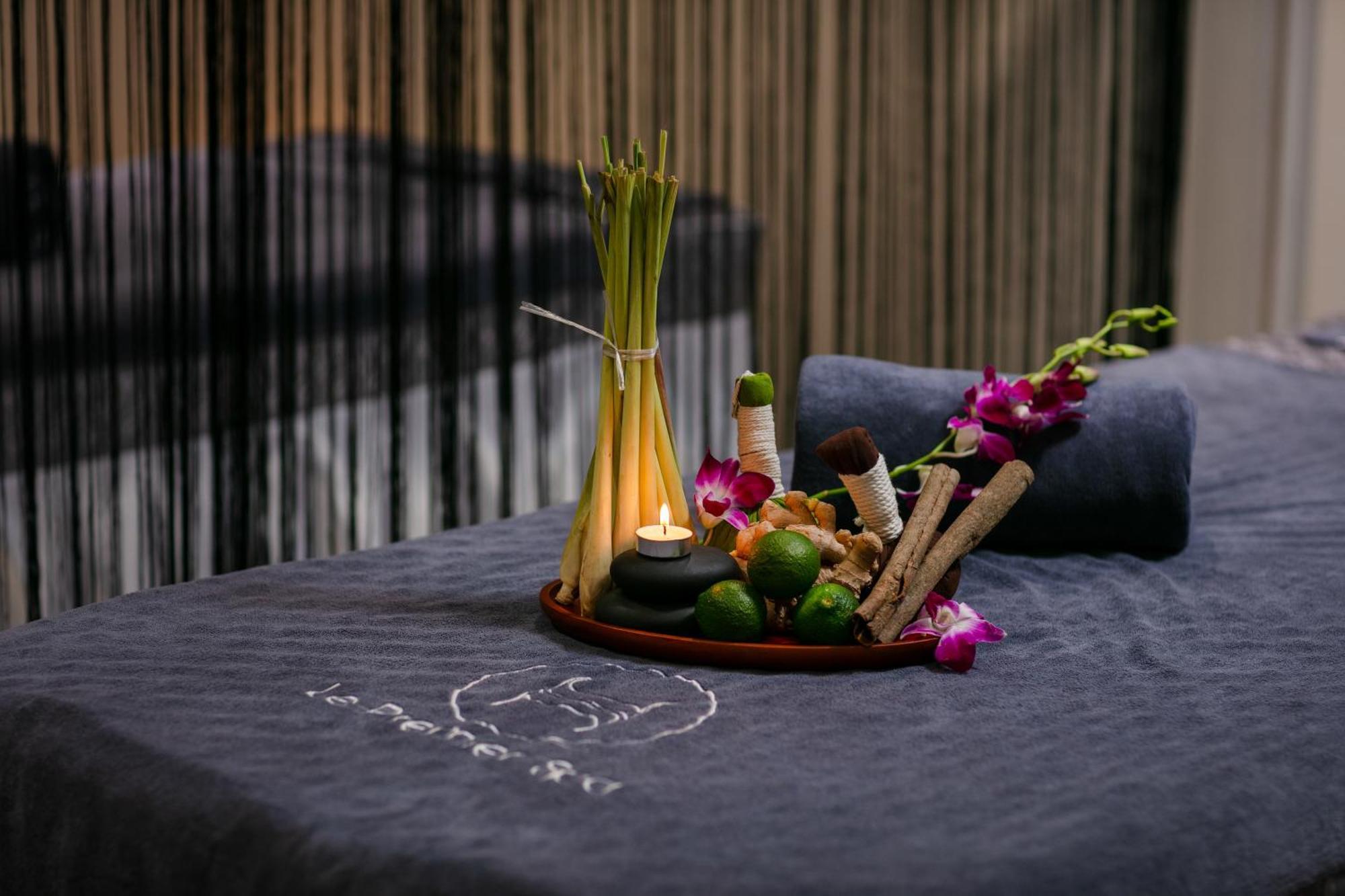 Le Premier Hotel & Rooftop Bar Hanoi Exterior foto