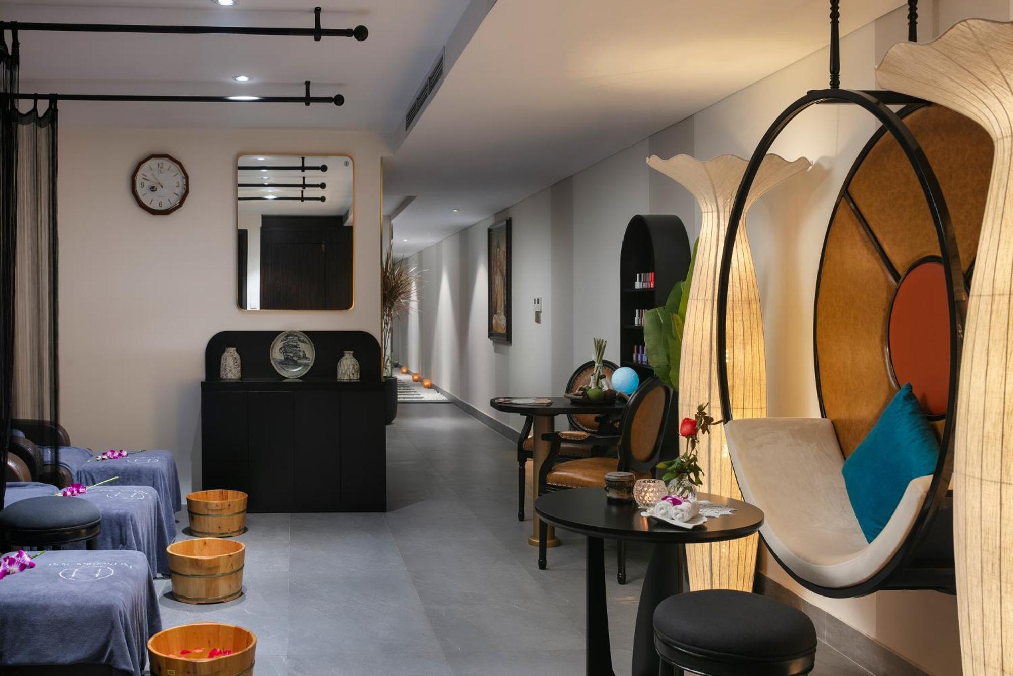 Le Premier Hotel & Rooftop Bar Hanoi Exterior foto